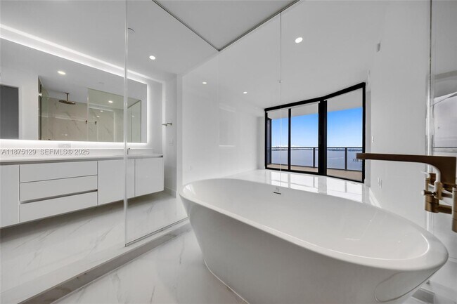 Building Photo - 700 NE 24th St