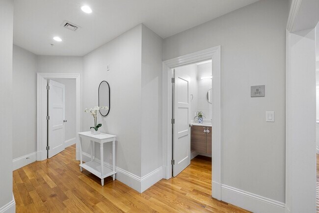 Building Photo - 1248 Beacon St