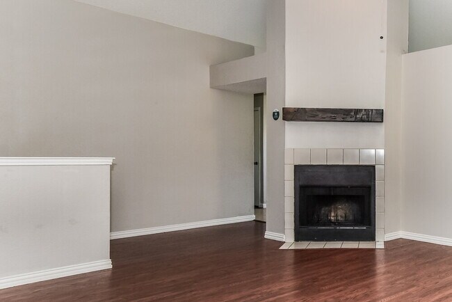 Building Photo - 4017 Dorchester Dr