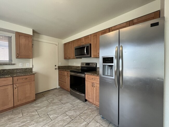Building Photo - Bright and Airy Home with Stainless Steel Kitchen, Vaulted Ceilings & Washer + Dryer