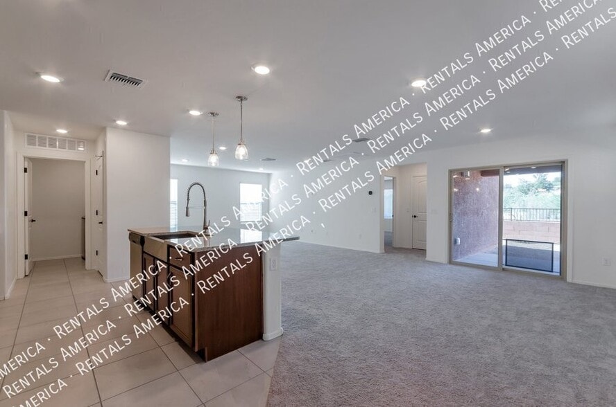 Building Photo - 9221 N Peridot Vis Ave