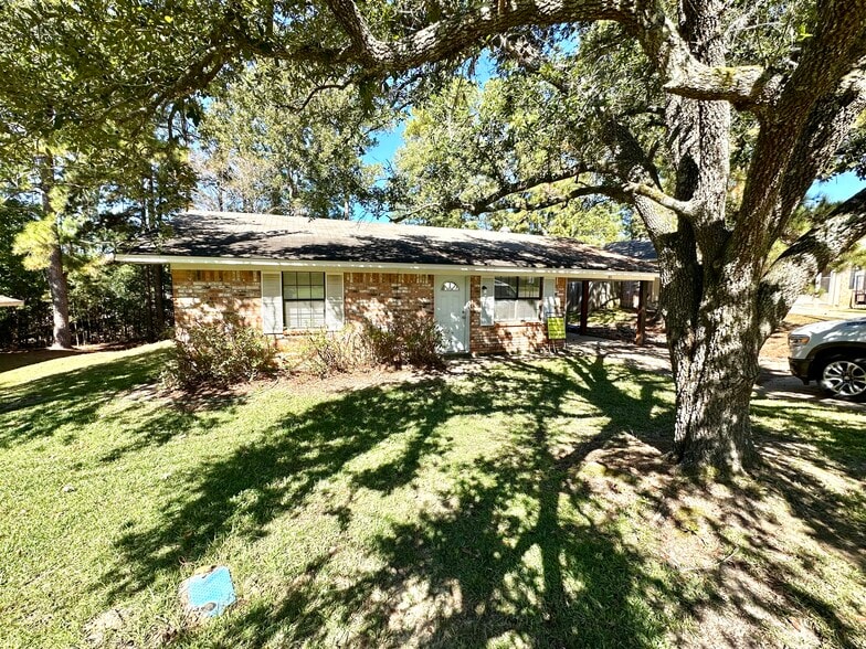 Building Photo - 102 Conifer Dr