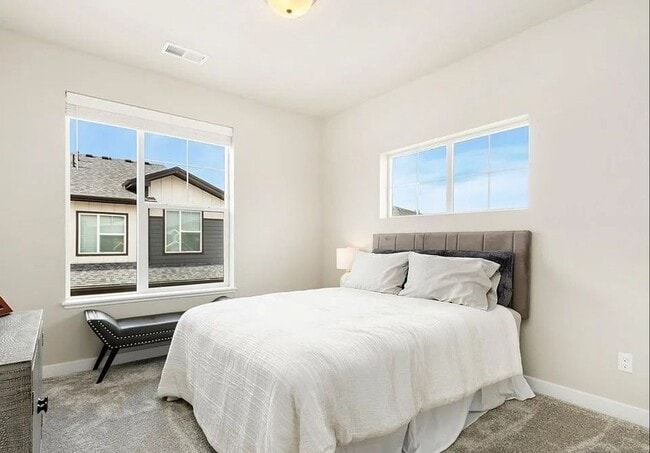 Building Photo - Elegant Townhome in Loveland