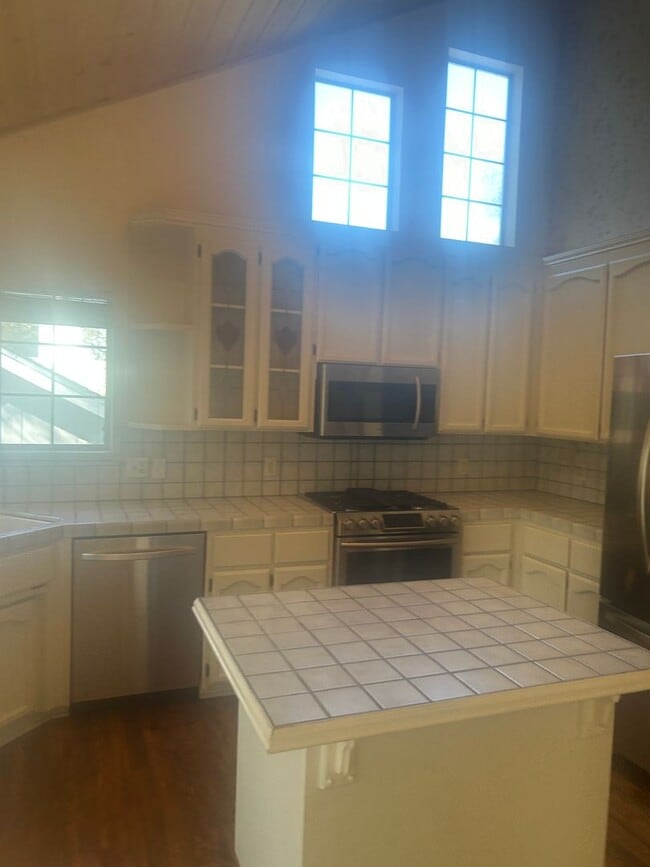 Building Photo - Beautiful Lake Wildwood Home with private back yard.