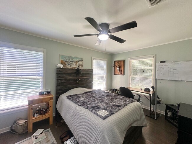 Building Photo - Updated 3-Bedroom Home Near TJC & Medical ...