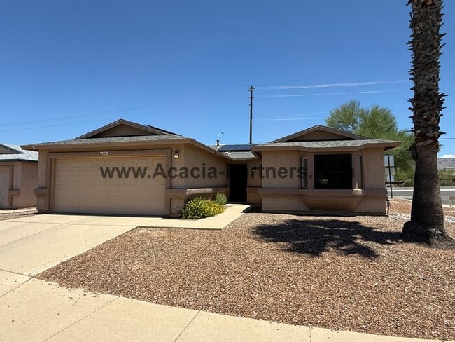Building Photo - Three bedroom home with spacious great room