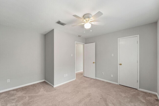 Building Photo - 2530 Fox River Ln