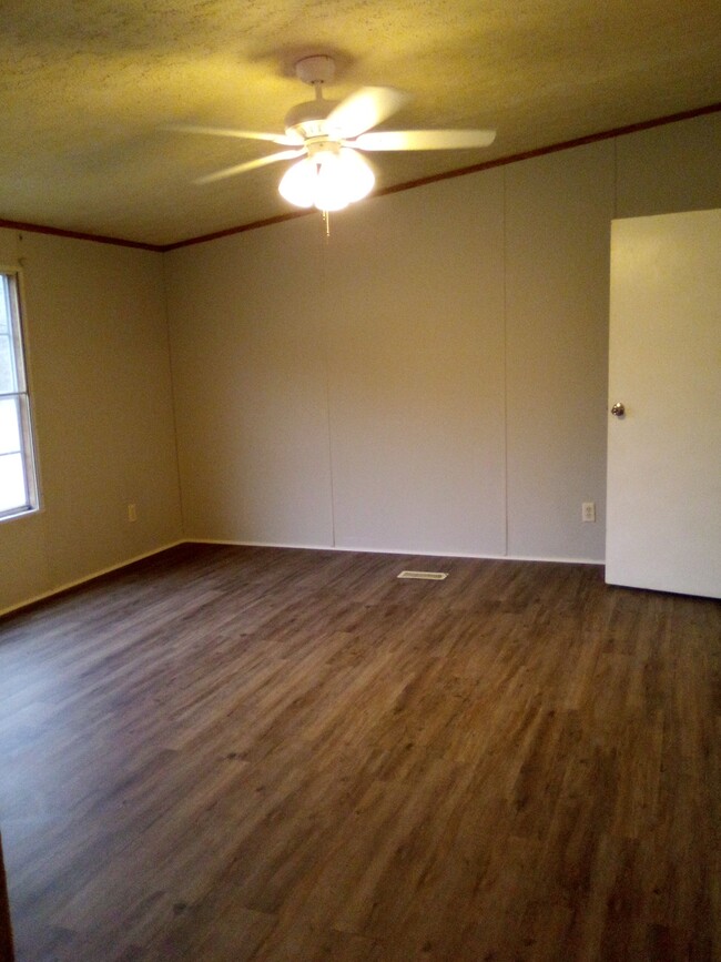 Building Photo - 3111 Riverside Dr