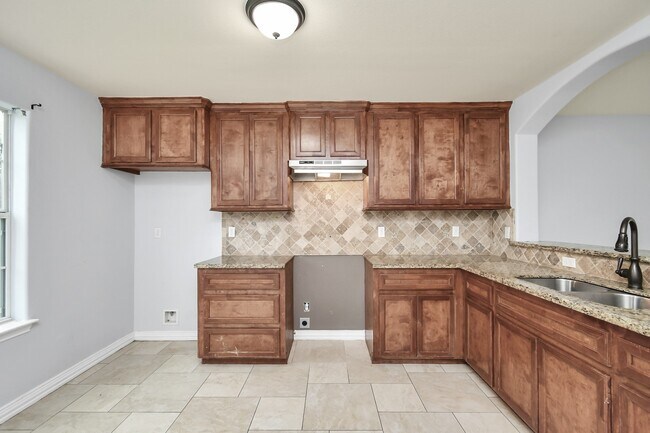 Building Photo - 10022 Raymondville Rd