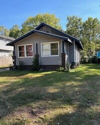 Building Photo - 2 bedroom home with garage available in Rockford