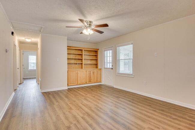 Building Photo - 103 Smallridge St