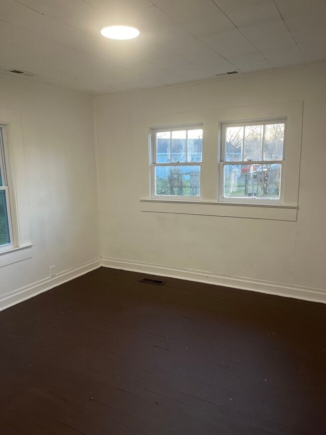 Building Photo - Large 4 bedroom 2 bathroom with huge privacy fenced back yard