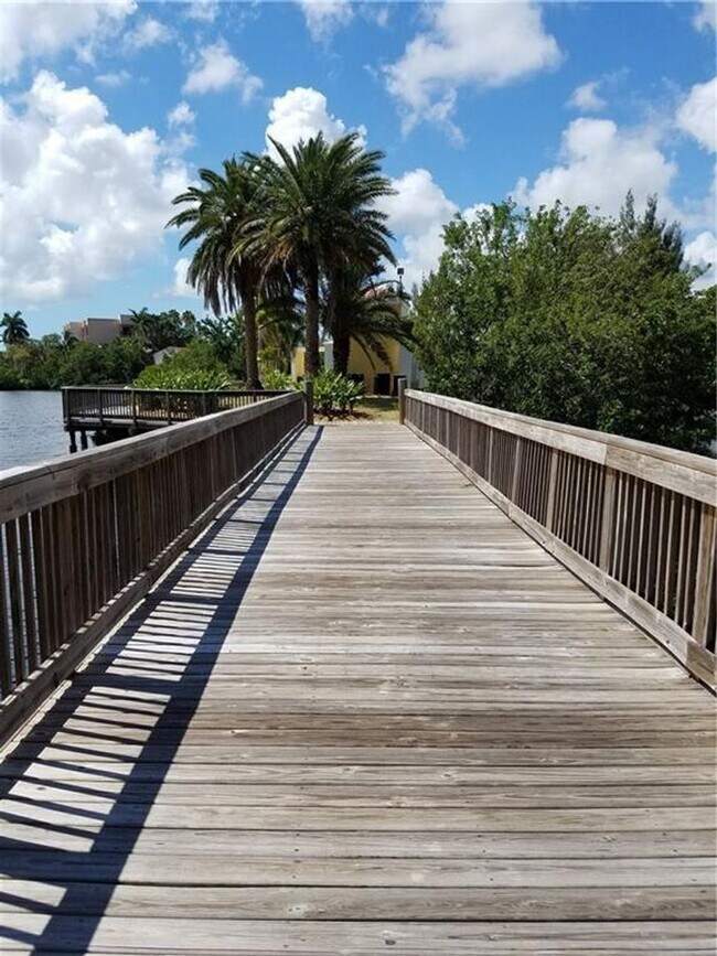 Building Photo - 1159 SE 6th Ct