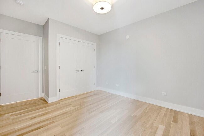 Building Photo - 2221 W Lawrence Ave