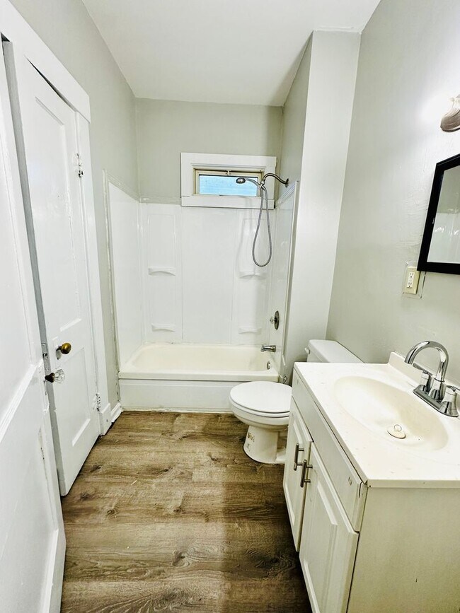 Building Photo - Updated Three Bedroom close to Churchill Downs-Section 8 accepted