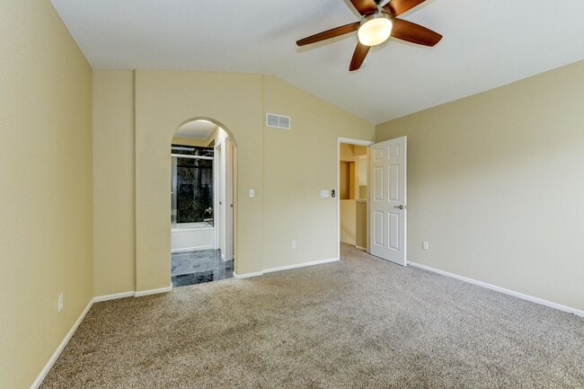 Building Photo - Beautifully Updated 3-Bed Home in Arapahoe...