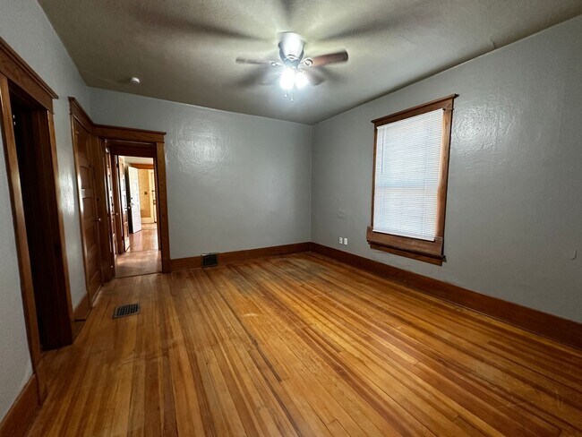 Building Photo - Beautiful 5 Bedroom, 2 Bath in Prime Location Near Campus