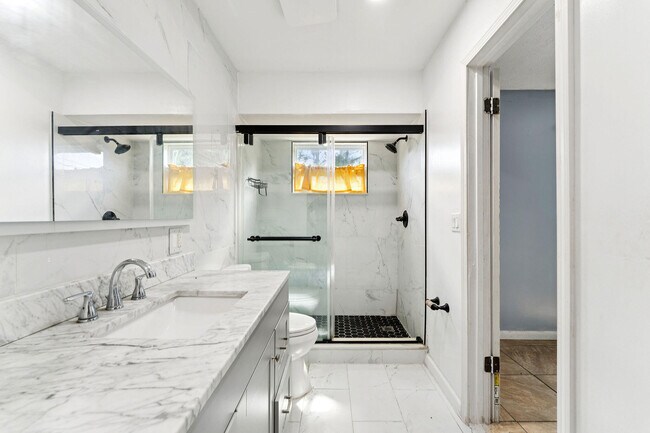 Building Photo - 480 SW Lakehurst Dr