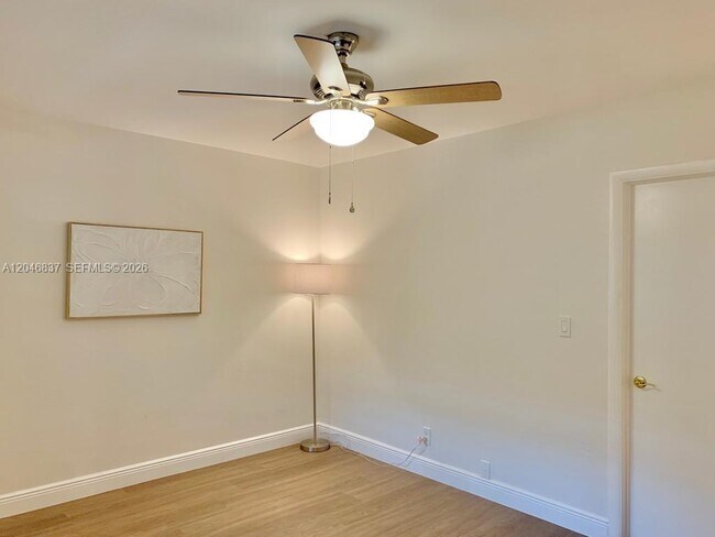 Building Photo - 815 Middle River Dr