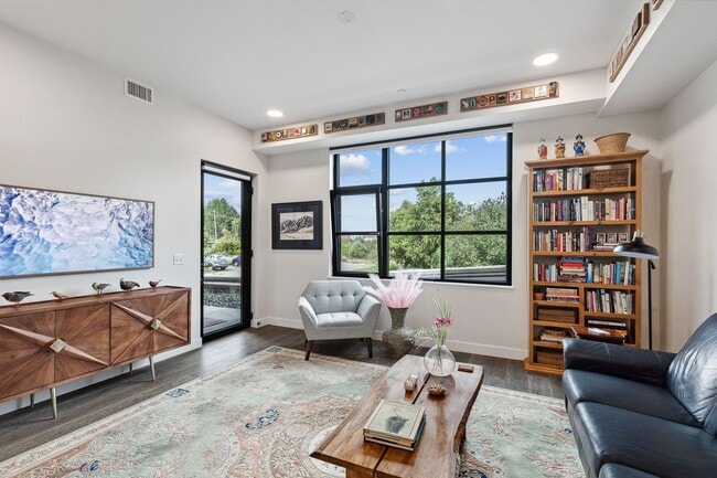 Building Photo - Hip Strip Furnished Condo in Reed Building $2,500 / Month - DATES NEGOTIABLE