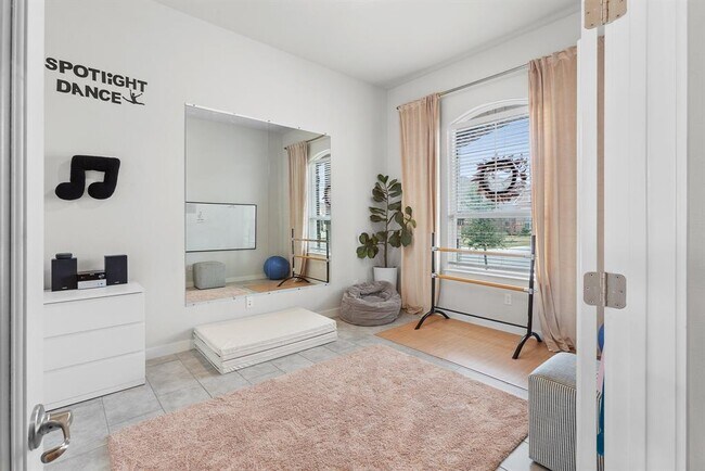 Building Photo - 823 Dreisam