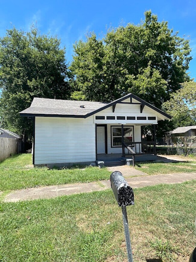 Building Photo - 3 bed 3 bath for rent