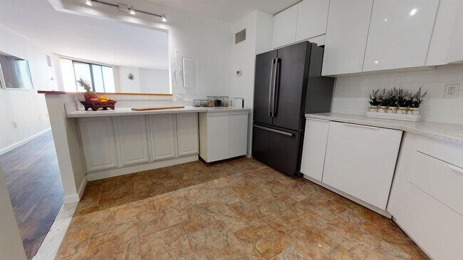 Building Photo - 1202 Harmon Cove Tower