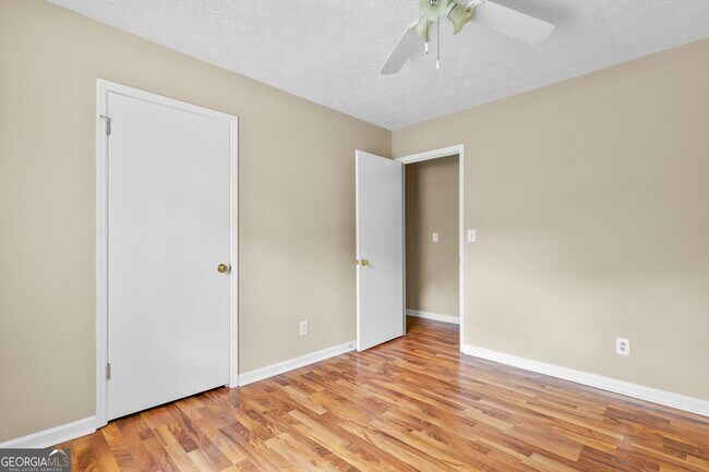 Building Photo - 625 Oxford Hall Dr SW