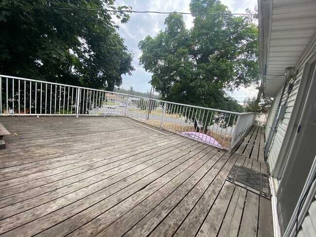 Building Photo - Upper unit-3 bed /2 bath triplex Cheney