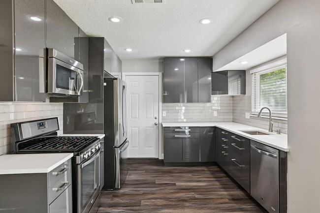 Building Photo - 5900 Gateshead Dr