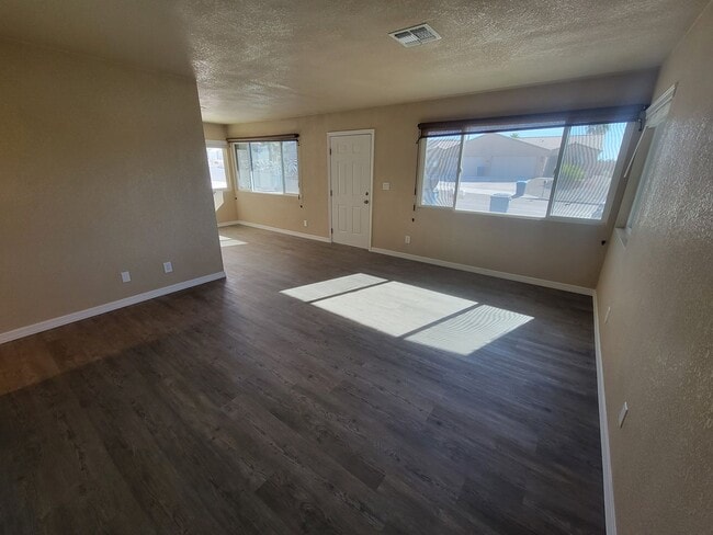 Building Photo - 2975 Aladdin Dr