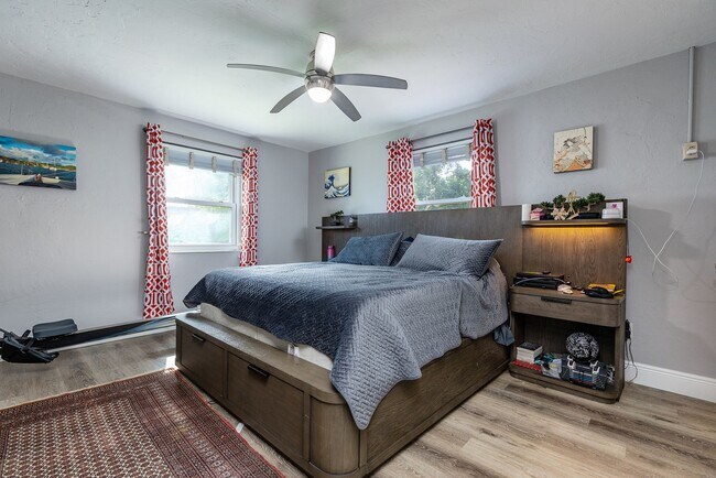 Building Photo - Virginia Park Gem, Renovated 3 Bed, 2 Car Garage, Large Private Backyard