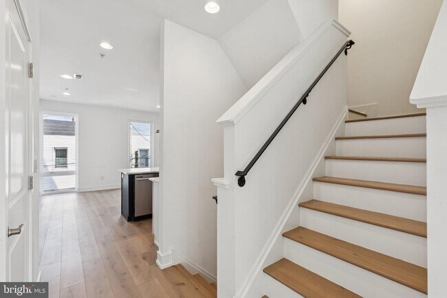 Building Photo - 2820 Livingston St