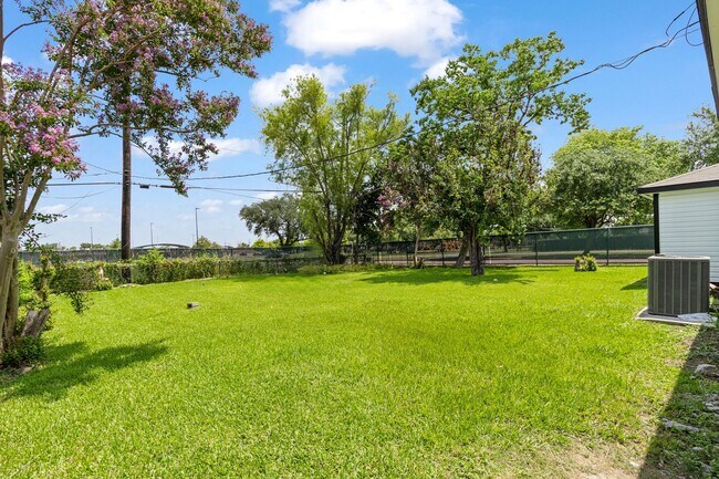 Building Photo - 1000 W Thomas Ave