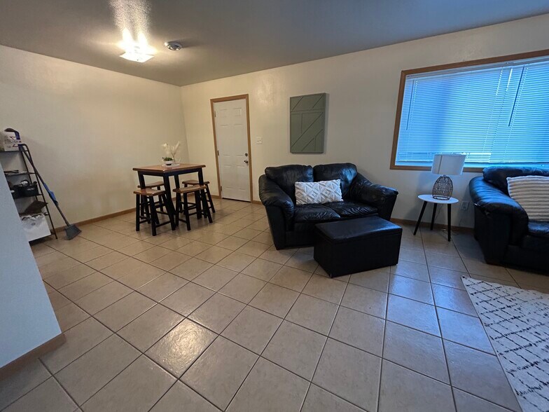 Building Photo - 1528 Starview Dr