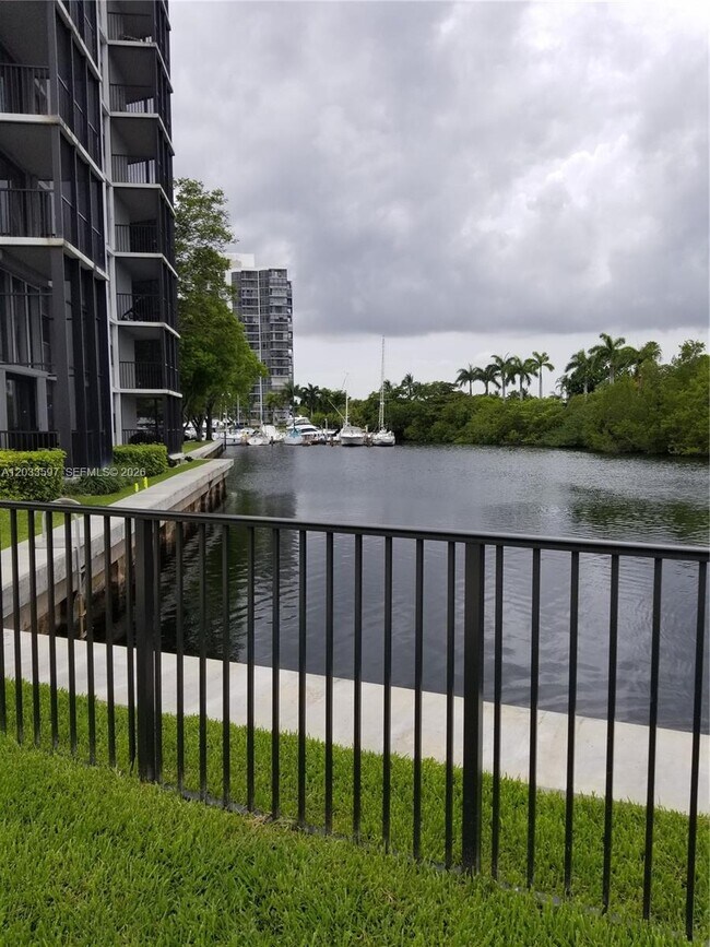Building Photo - 3401 N Country Club Dr