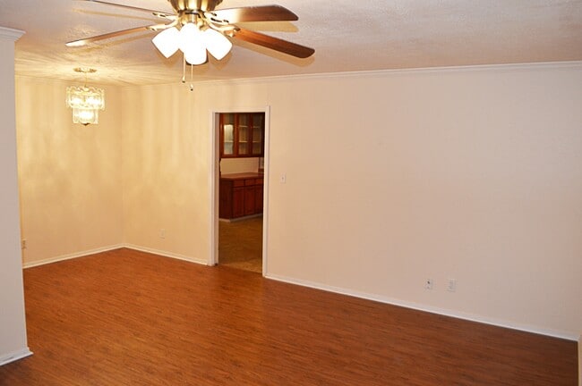 Building Photo - Charming Home In Waverly Park Addition