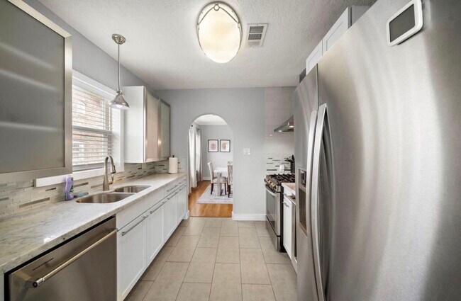 Building Photo - 1635 Castle Ct