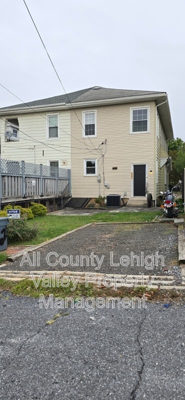 Building Photo - 627 16th Ave