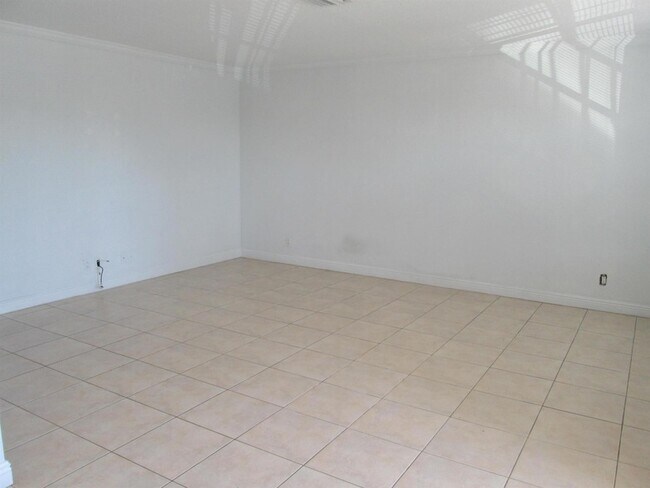 Building Photo - 405 N Cypress Dr