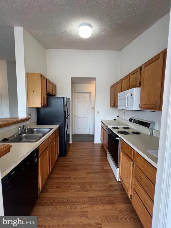 Building Photo - 5660 Wade Ct