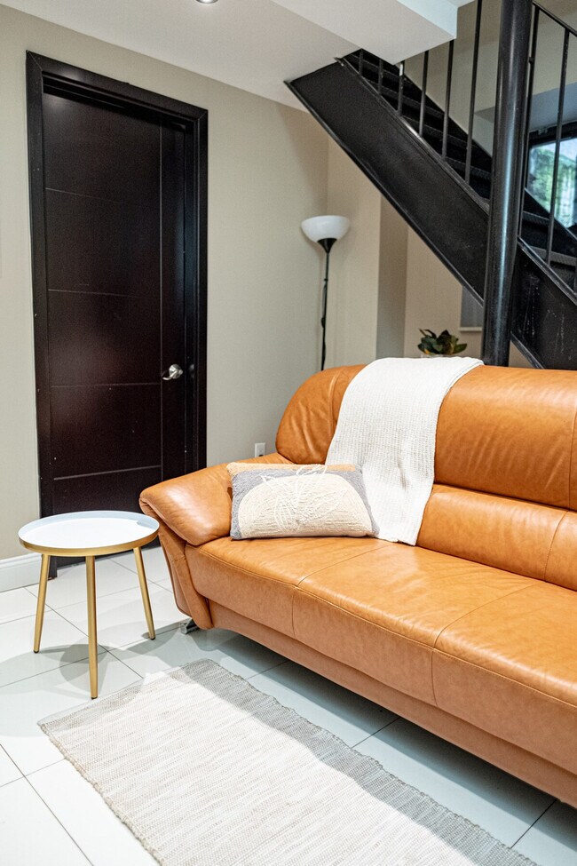 Primary Photo - 5 W 101st St