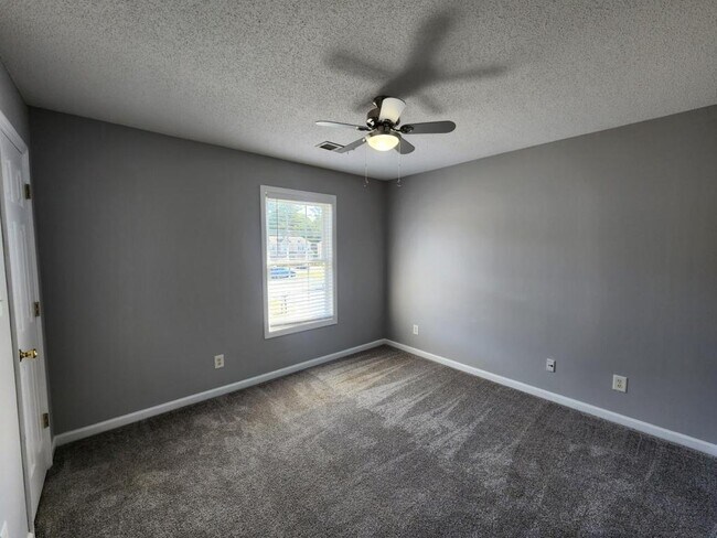 Building Photo - 111 Maddux Ln