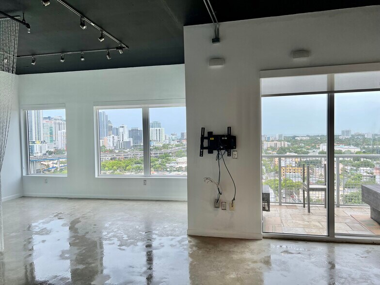 Building Photo - 10 South River Drive