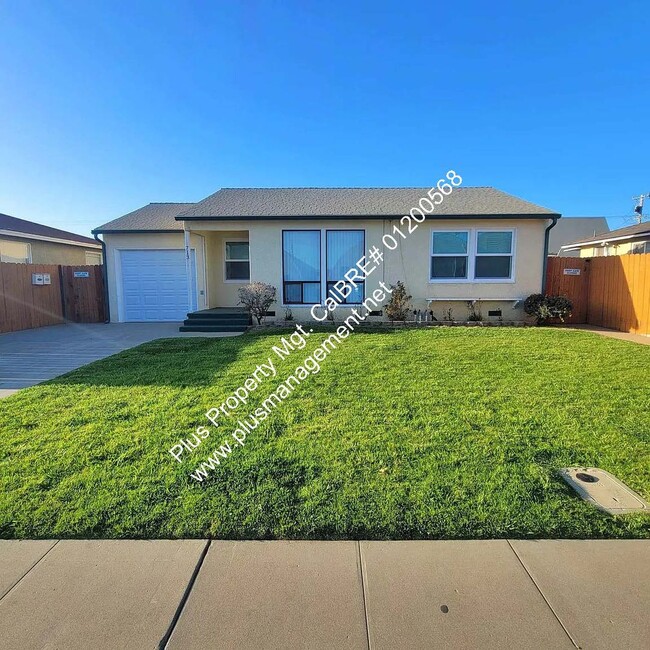 Primary Photo - Charming Single Story Home Near Hancock Co...