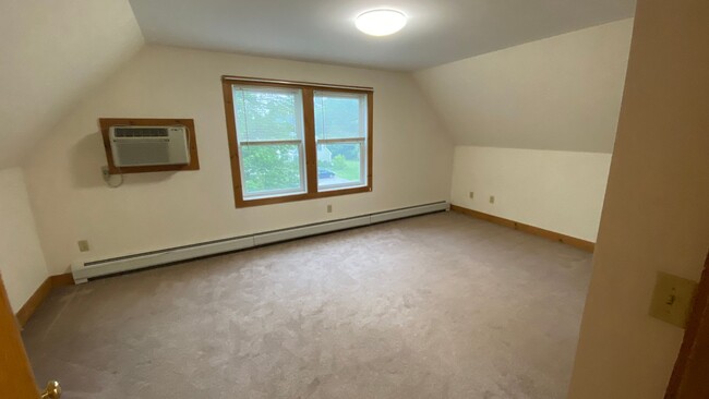 Building Photo - Very Large 4 Bedroom/1 Bath Apartment - He...