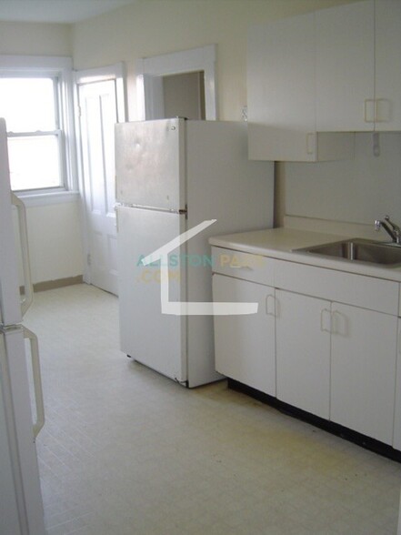 Building Photo - 140 Brooks St