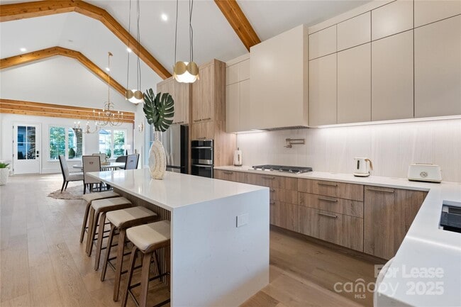 Building Photo - 705 S Torrence St