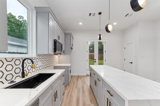 Building Photo - 6715 England St