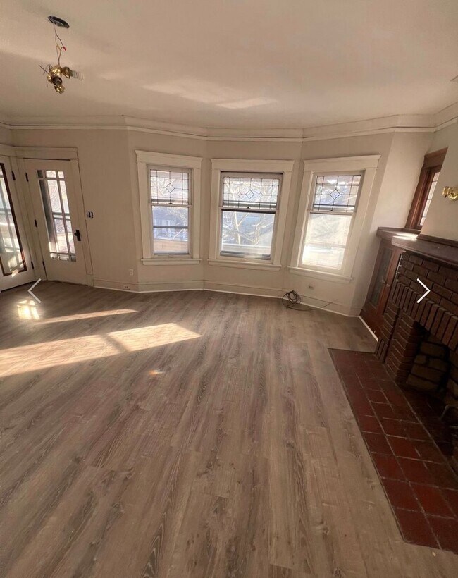 Building Photo - 9509 Parkview Ave